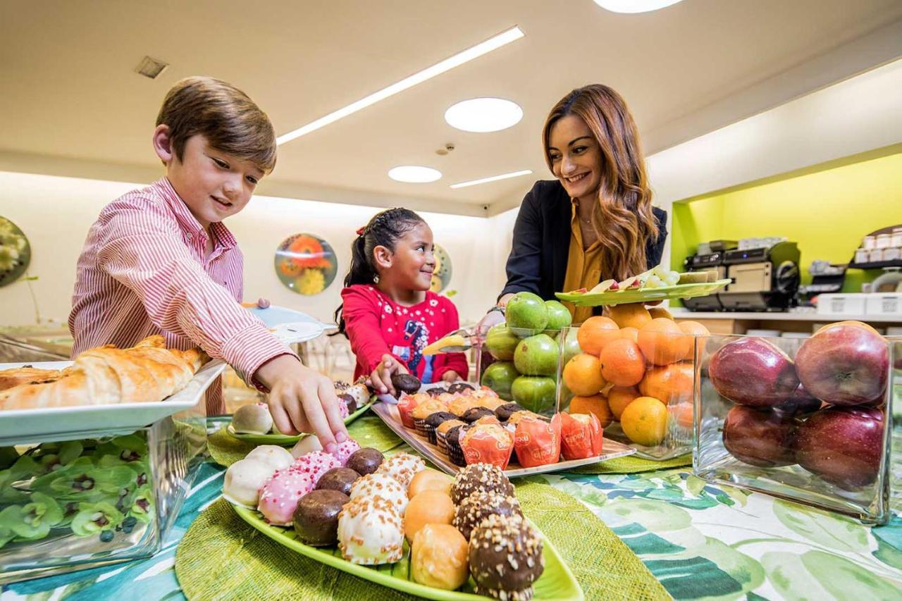 Apartosuites Jardines De Sabatini Madrid Ngoại thất bức ảnh